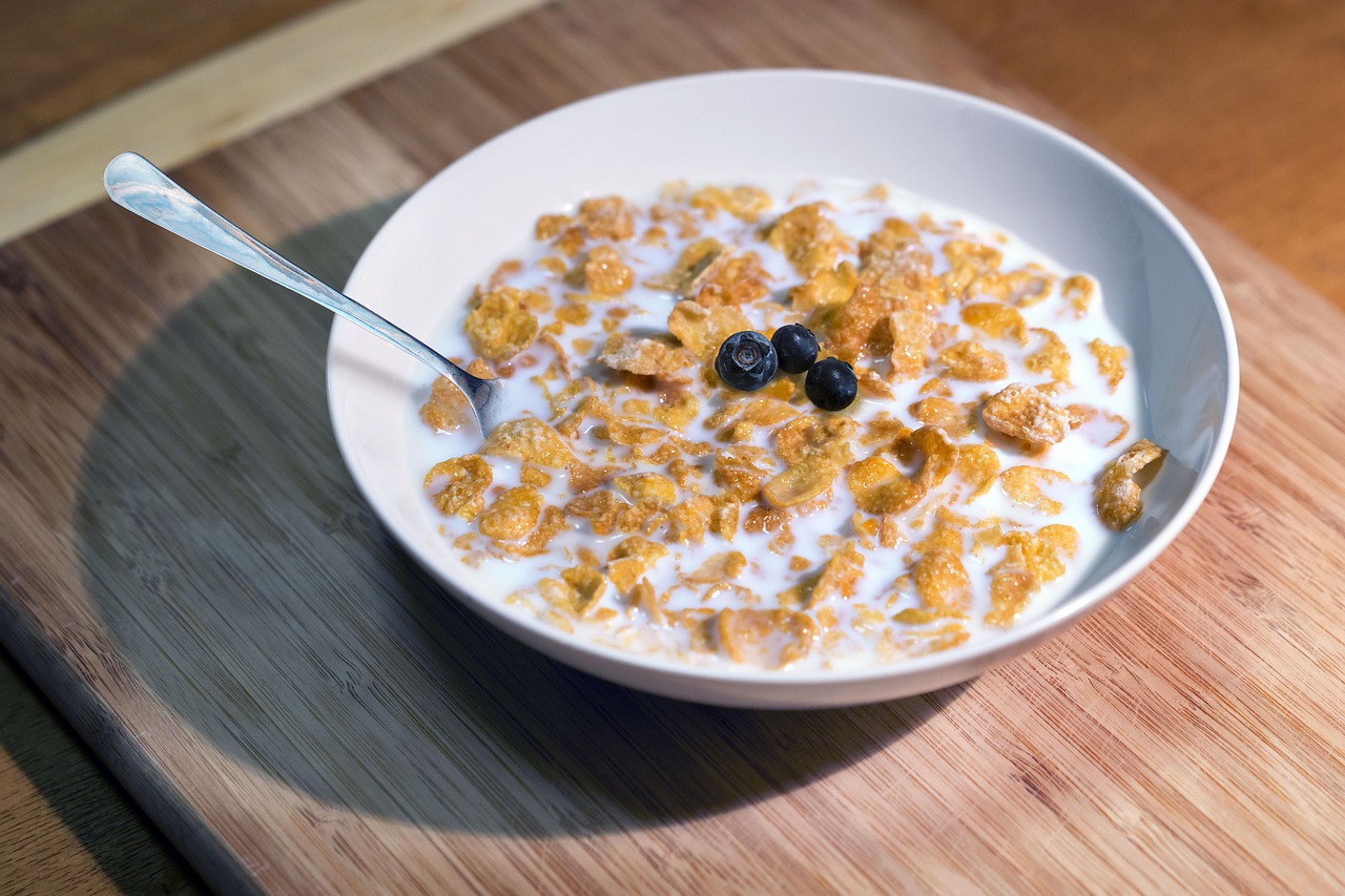 Cereali per colazione di marche poco raccomandabili esposti sugli scaffali di un supermercato.