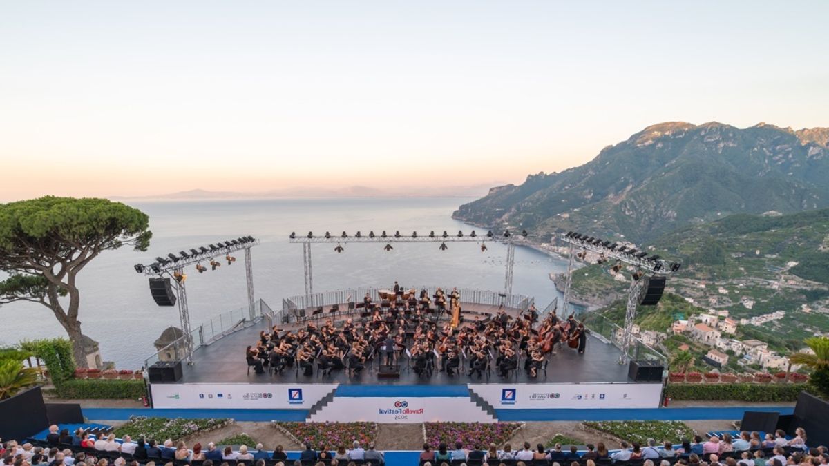 Locandina del Ravello Festival 2026 con date e informazioni sui concerti e prenotazioni.