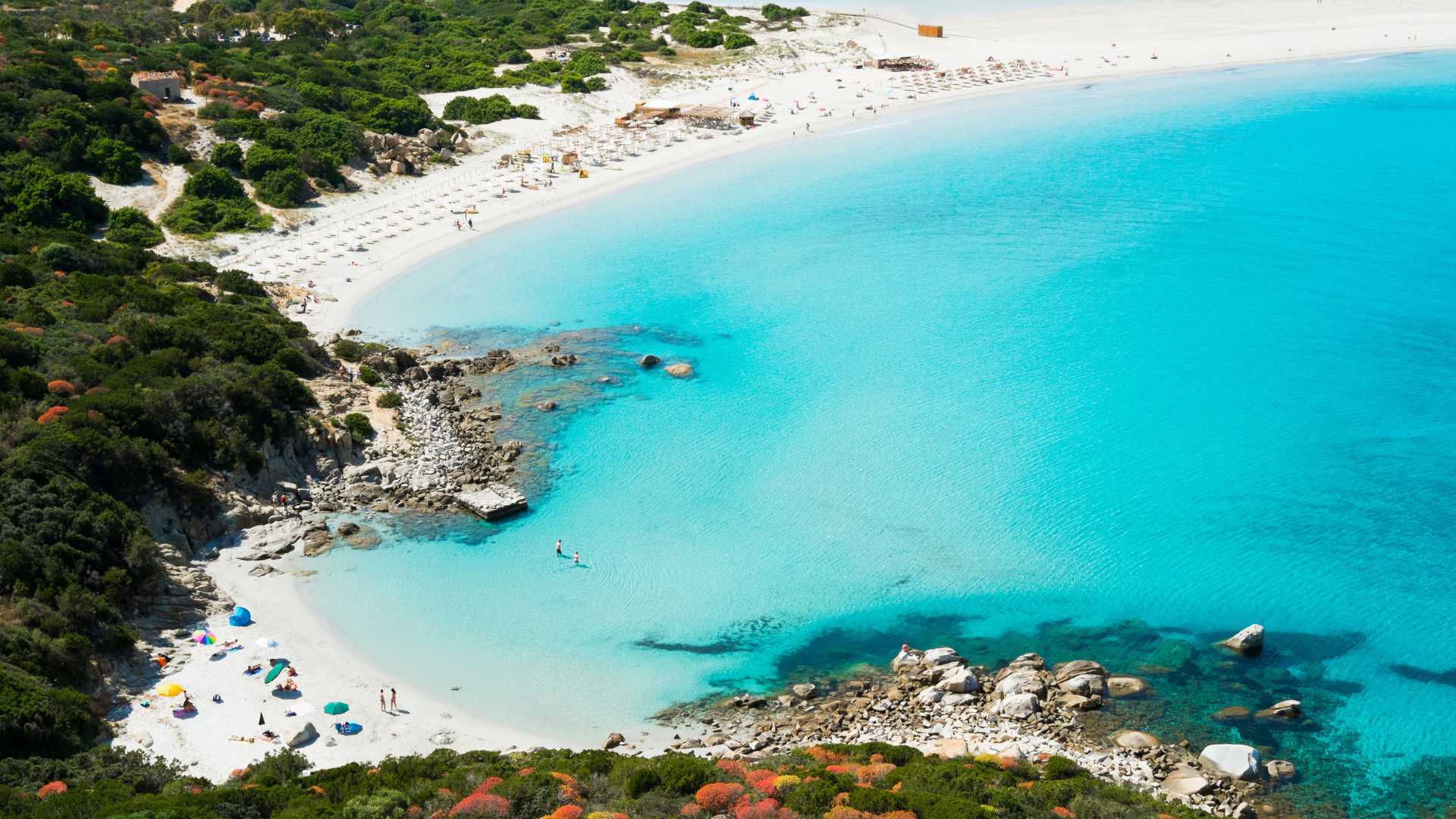 Spiaggia sarda con sabbia bianca e acque turchesi che ricordano i Caraibi.