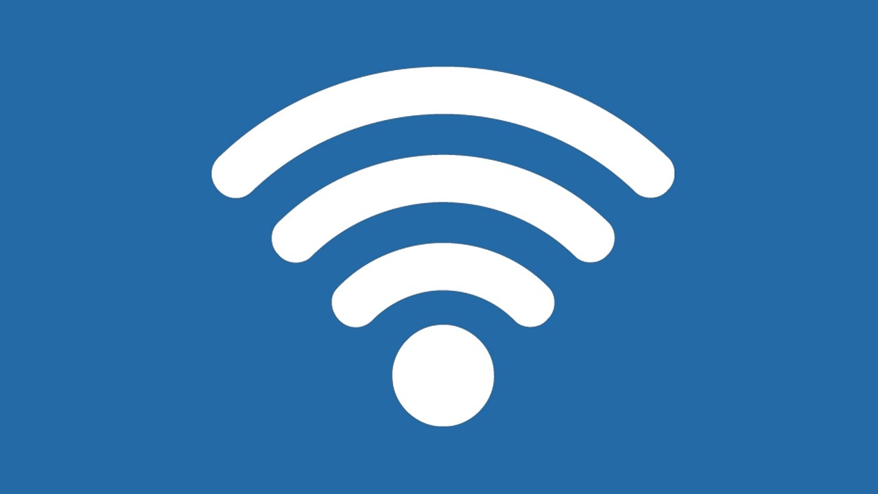 Immagine di un laptop con segnale WiFi e simbolo di connessione gratuita, rappresentante il trucco per navigare senza costi.