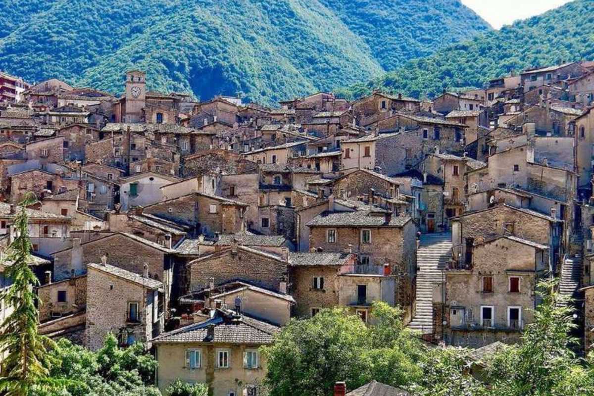 Panorama del Borgo del Cilento, con strade e edifici che evocano l'atmosfera degli anni Cinquanta.