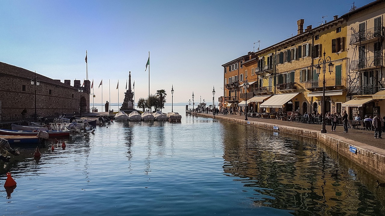 Borgo del Garda con case colorate che si affacciano sul lago, simili a quelle di Venezia.