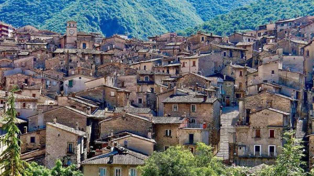 Borgo dell'Appennino con festeggiamenti, pochi abitanti e tradizioni che resistono nel tempo.
