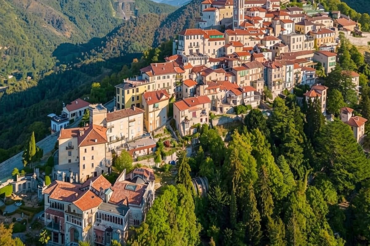 Panorama del borgo in Lombardia con canyon e funivia che lo attraversa, vista mozzafiato.