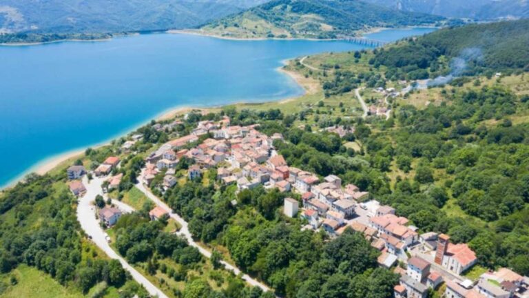 Borgo in Piemonte affacciato su un lago artificiale che ha sommerso il vecchio paese