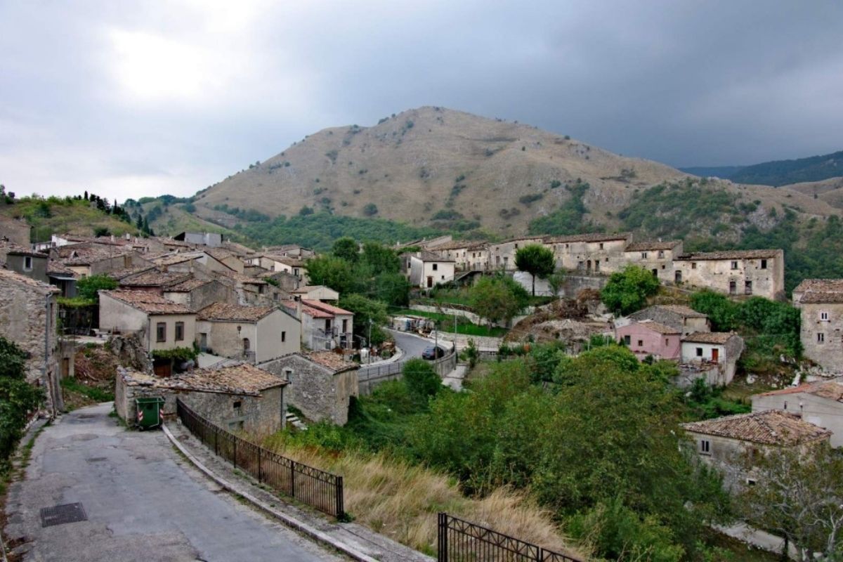 Borgo siciliano accessibile solo a piedi o a cavallo, circondato da natura e sentieri panoramici.