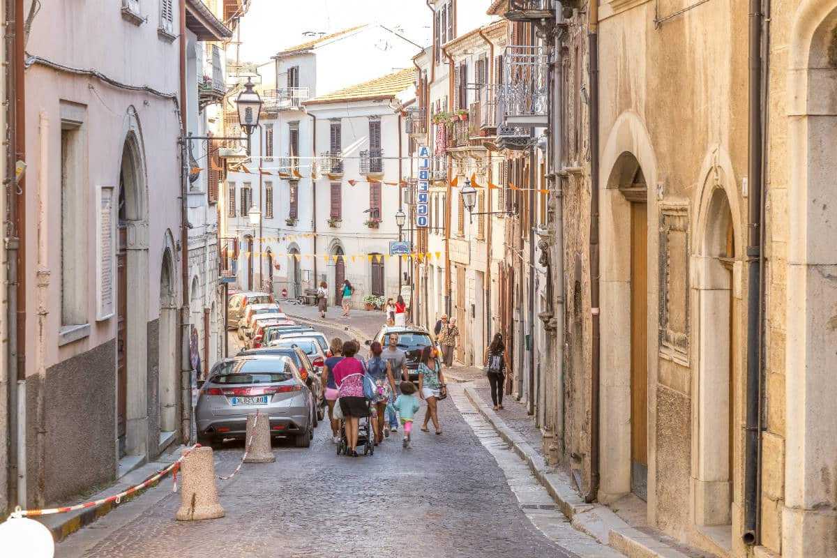Borgo italiano senza auto, con asini e biciclette che circolano tra le strade pittoresche.