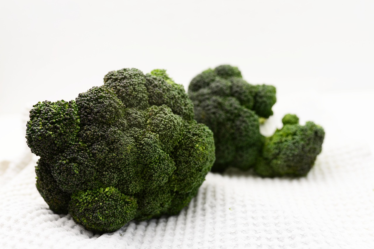 Broccoli saltati in padella con pangrattato croccante, piatto colorato e invitante.
