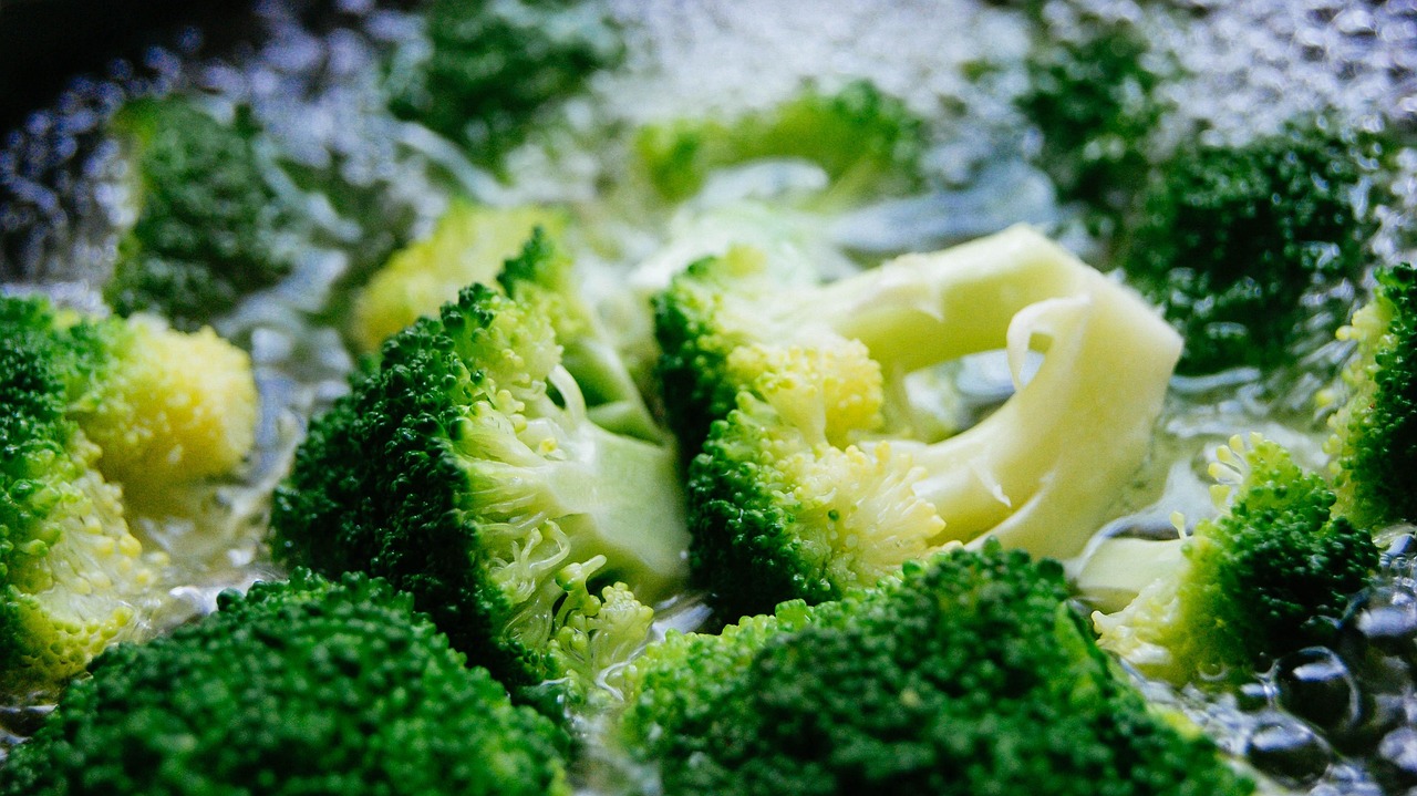 Broccoli freschi su un tagliere, pronti per essere cucinati per preservare il sulforafano.