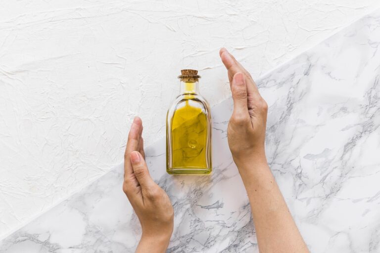 Come riconoscere l'olio d'oliva "falso": il trucco del bicchiere che pochi sanno