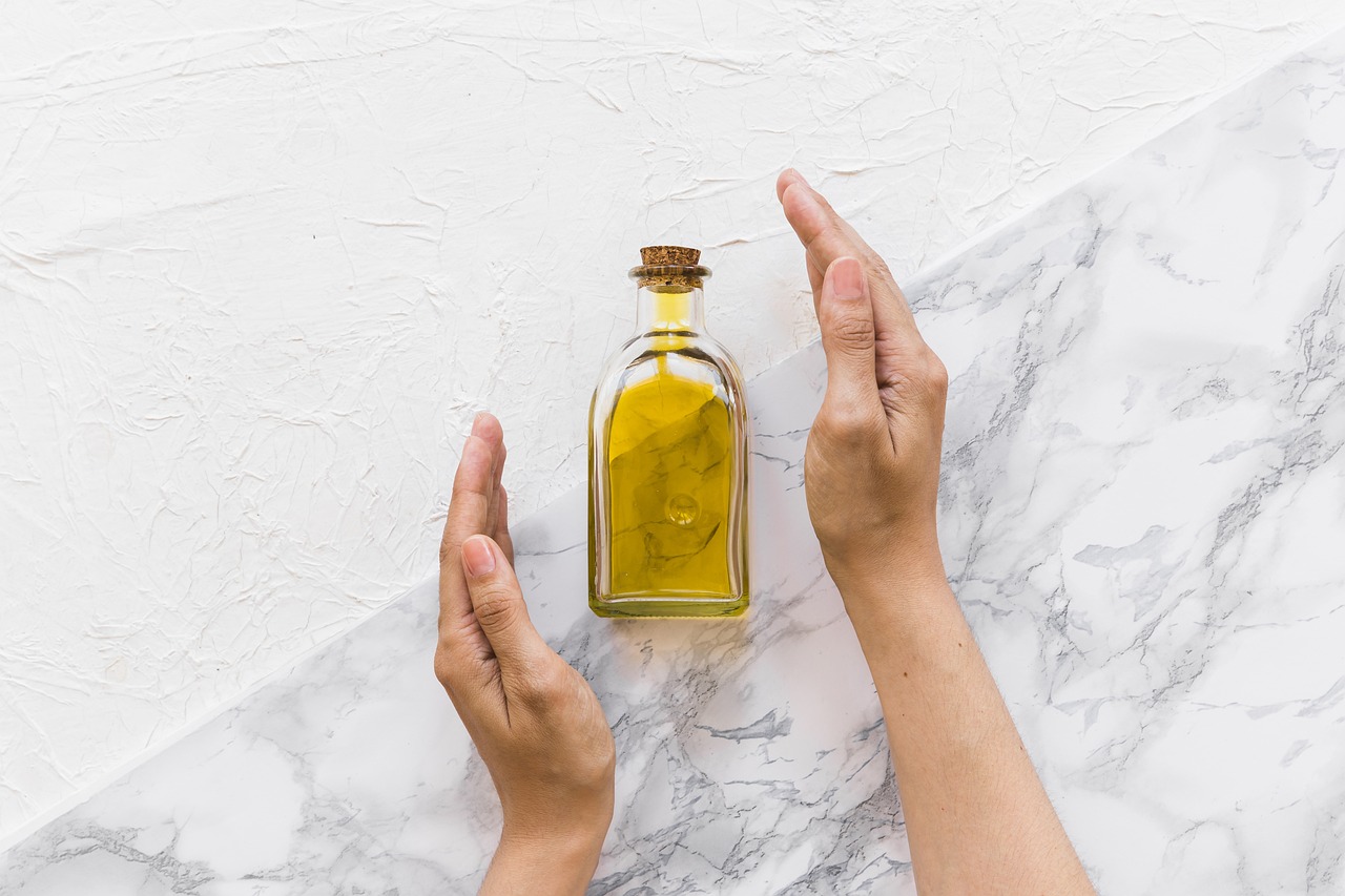 Un bicchiere con olio d'oliva, evidenziando il colore e la trasparenza per il test di autenticità.