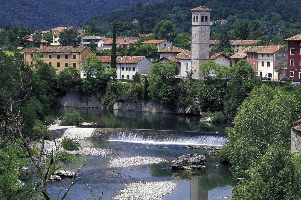 Borgo delle streghe in provincia di Verona, con antiche case e atmosfera magica.