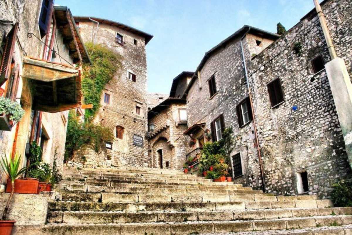Vista panoramica del borgo veneto con 365 gradini, simbolo di un anno di scoperte e bellezze.