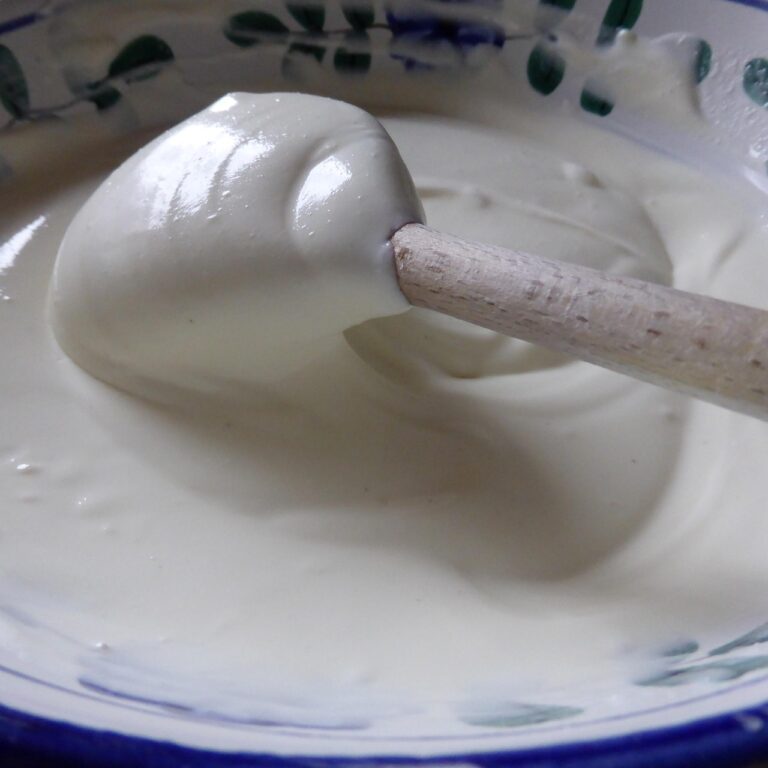 Il segreto per un tiramisù che non cola: montare i tuorli con lo zucchero fino a ottenere un colore chiaro e cremoso