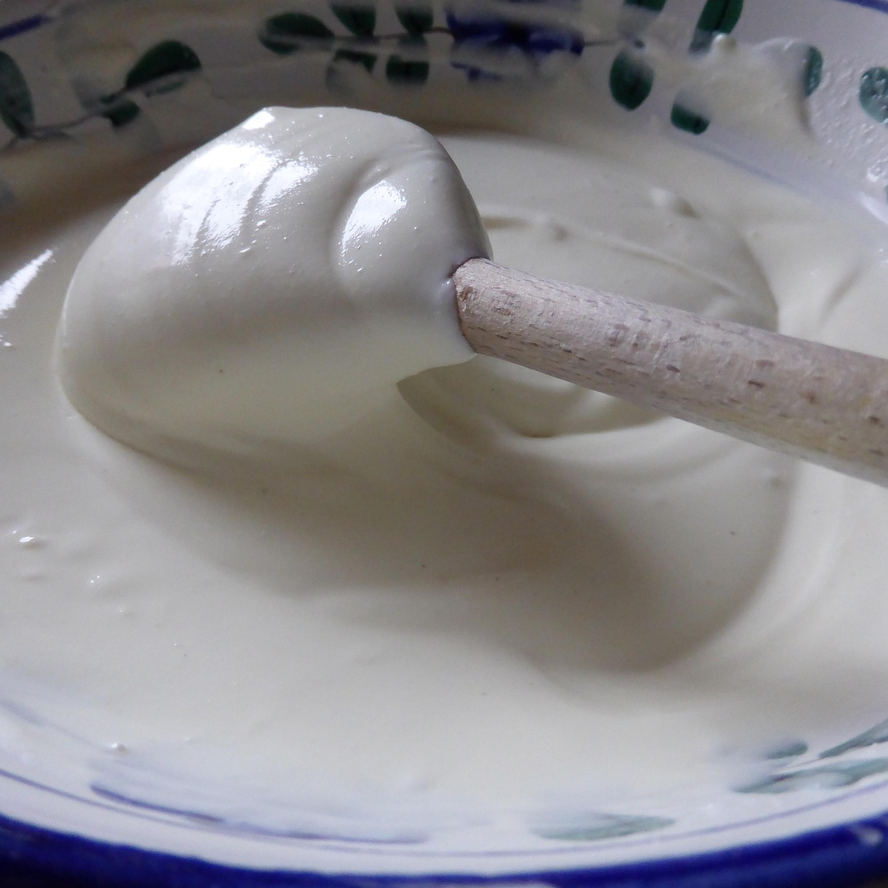 Uova e zucchero montati in una ciotola, pronti per il tiramisù.