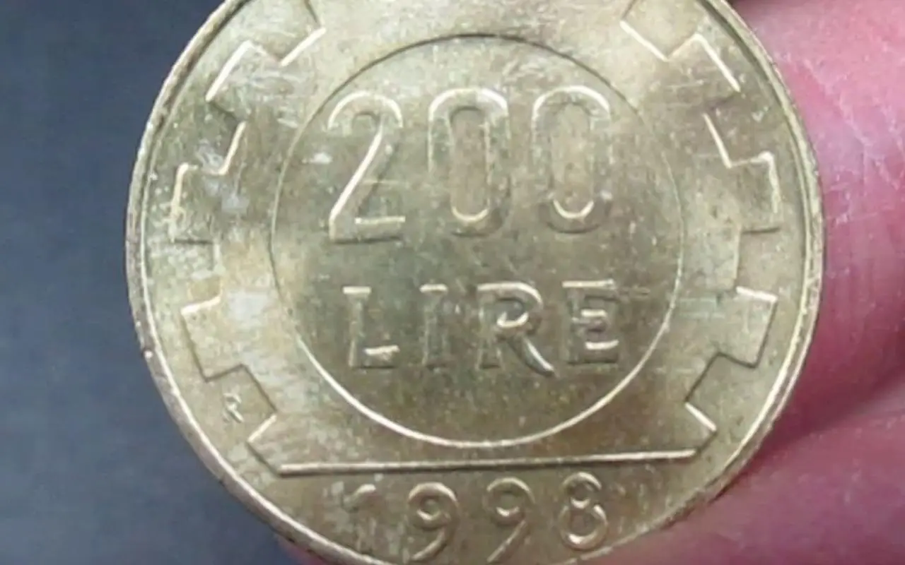 Moneta da 100 lire con segno distintivo visibile, simbolo di valore collezionistico.