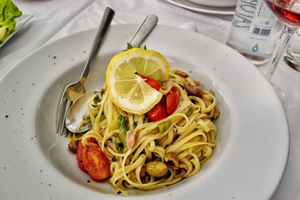 Spaghetti al tonno: il segreto degli anni ’90 è far soffriggere il tonno, non metterlo a crudo